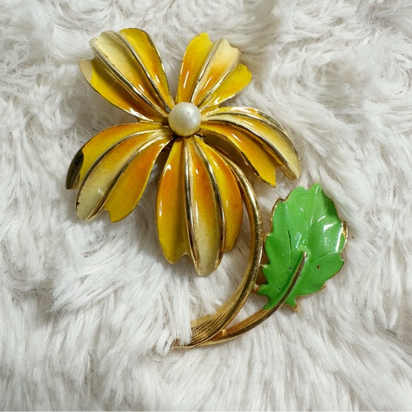 Vintage Jewelry - Vintage Enamel Flower Pin with Faux Pearl
